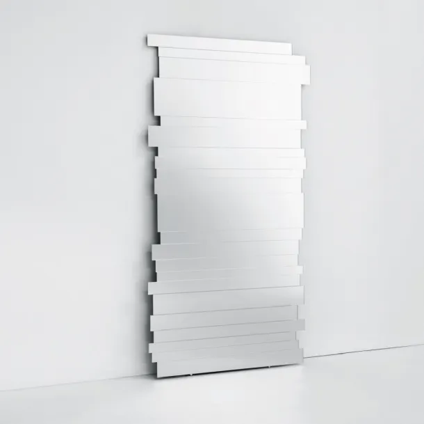 Specchio Paradox realizzato incollando varie fasce di diverse altezze e lunghezze, affiancate in maniera casuale ed irregolare di Glas Italia