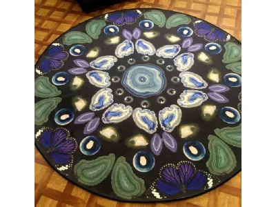 Tappeto circolare con farfalle e pietre colorate su fondo scuro Personalizzato 04 di Cigierre