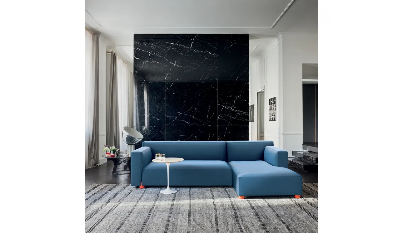 Divano in tessuto con penisola Sofa Collection by Edward Barber & Jay Osgerby di Knoll