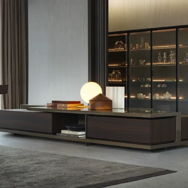 Libreria Bristol in laccato lucido e legno con ante in vetro di Poliform