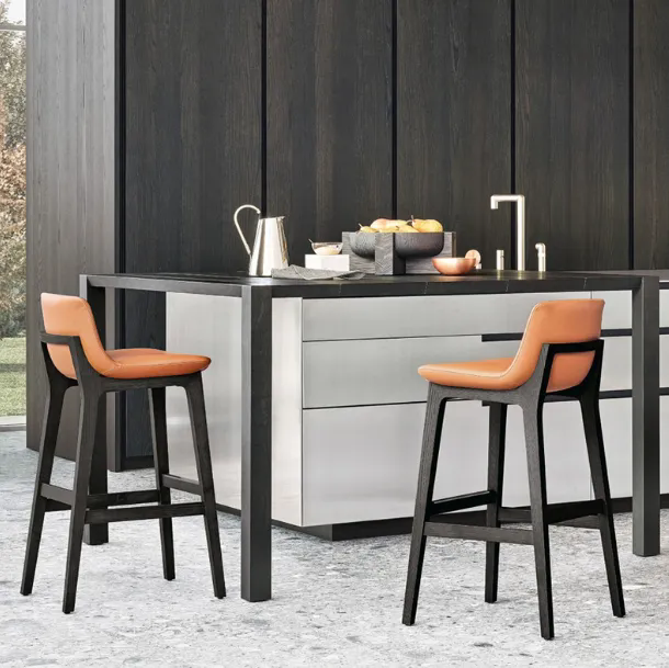 Sgabello in pelle con struttura in olmo nero e poggiapiedi in acciaio inox Ventura di Poliform