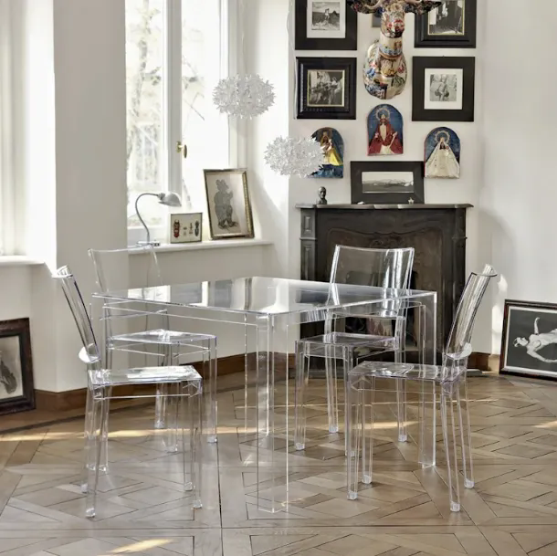 Tavolo Invisible in plexiglas trasparente di Kartell