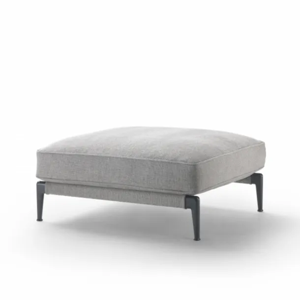 Pouf Adda in tessuto imbottito e piedini in alluminio di Flexform