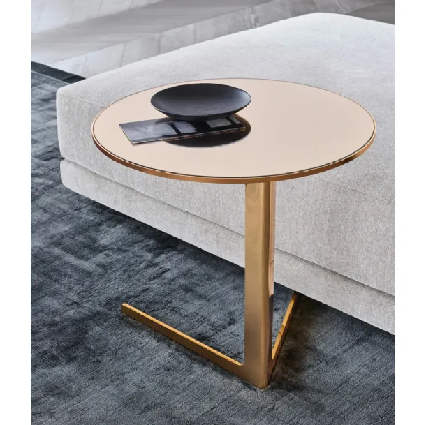 Tavolino rotondo Baba con piano in vetro oro e struttura in metallo verniciato oro lucido di Poliform