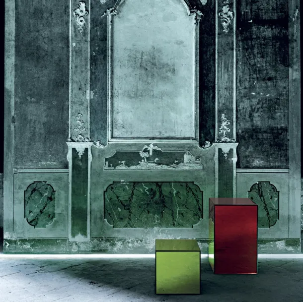 Contenitori Boxy rivestiti in specchio colorato di Glas Italia