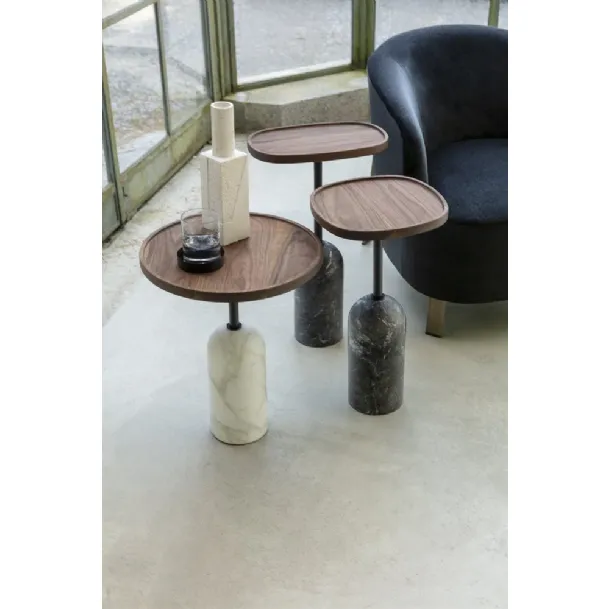 Tavolino con base cilindrica in marmo bianco di Carrara o grigio Carnico, stelo centrale in metallo verniciato finitura nero opaco e piano in massello di noce canaletta Ekero di Porada