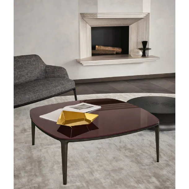 Tavolino Henry con piano in vetro lucido bordeaux e struttura in olmo nero di Poliform