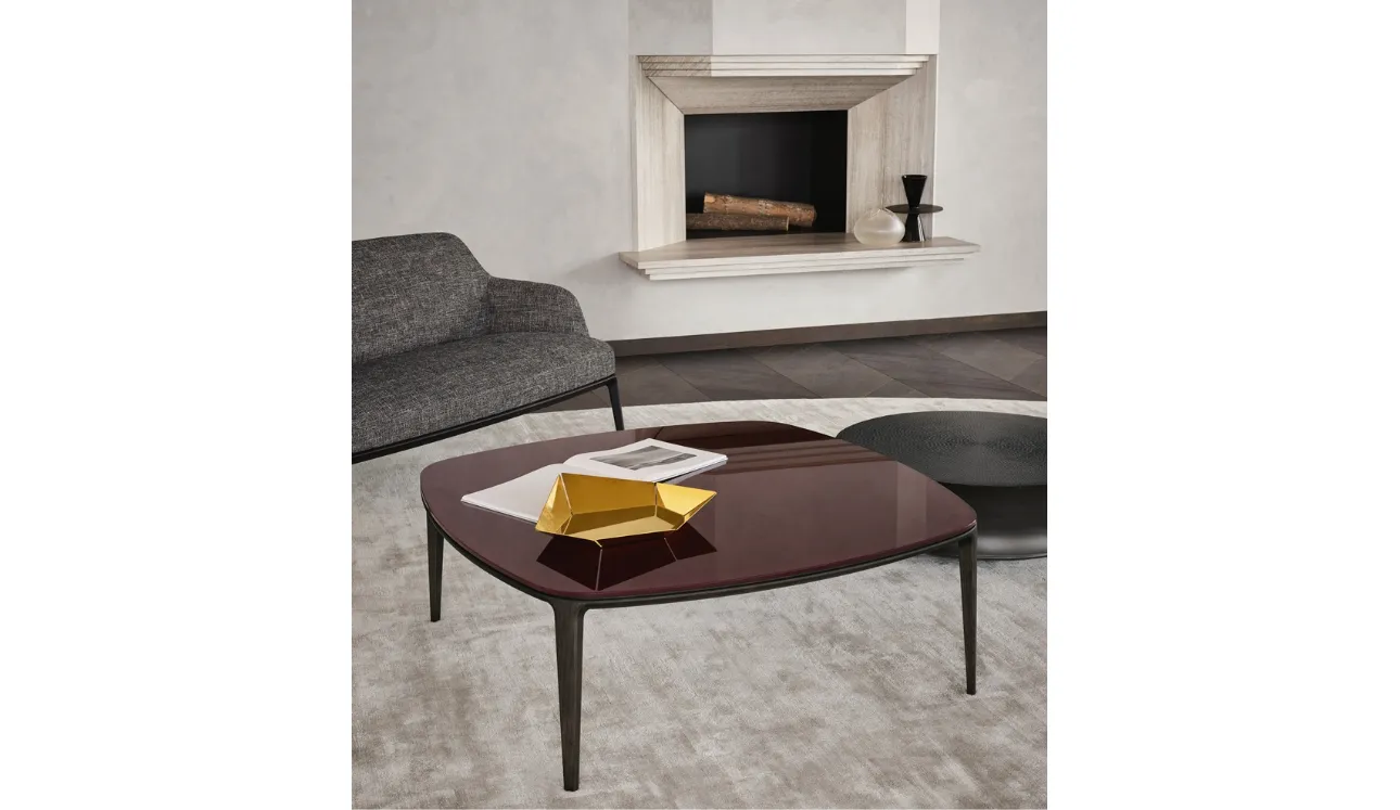 Tavolino Henry con piano in vetro lucido bordeaux e struttura in olmo nero di Poliform