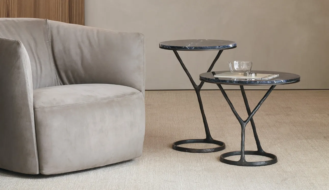 Tavolino rotondo Ilda con struttura in fusione d'ottone bronzata e piano in lapislazzulo blu di Poliform