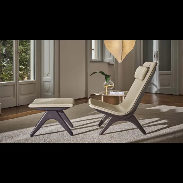 Pouf Koko in pelle e legno di Porada