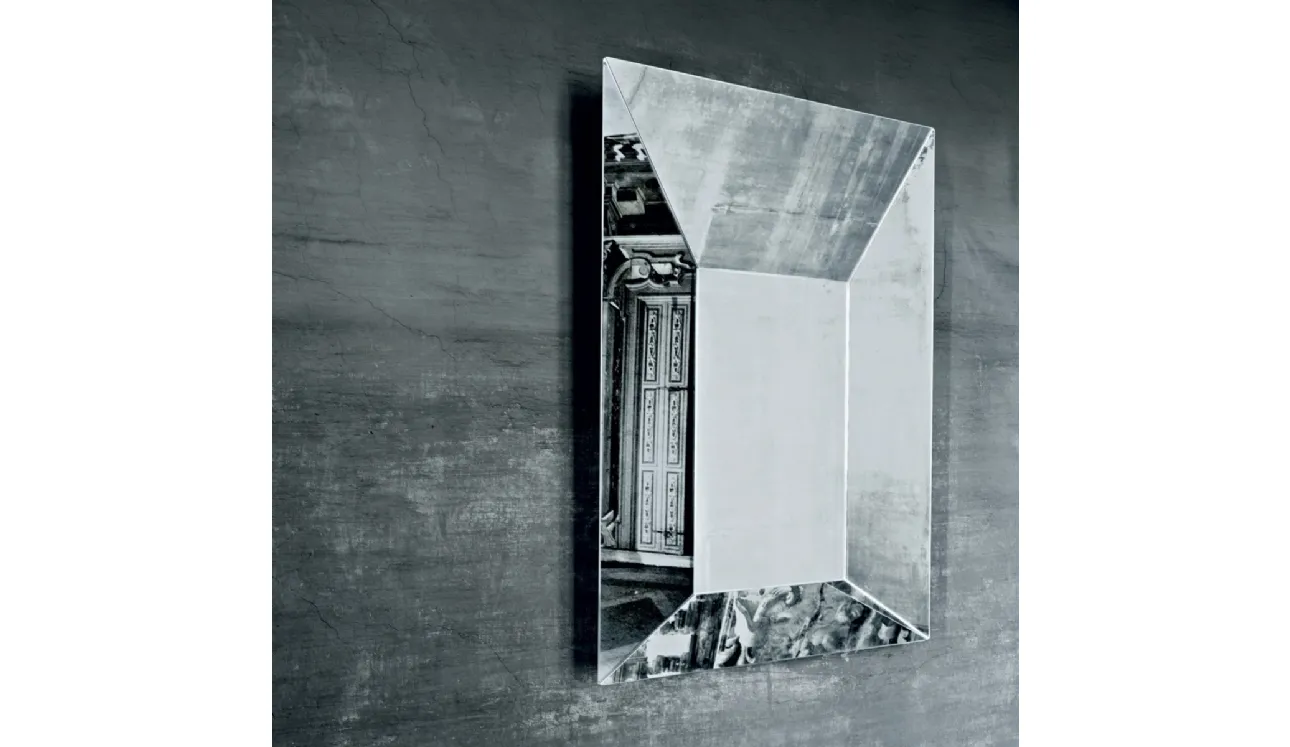 Specchio Leon Battista a forma di sfondato prospettico, disponibile in tre diverse misure di Glas Italia