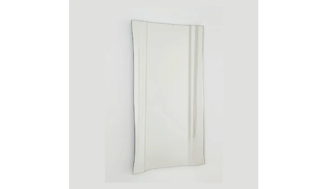 Specchio Maestrale realizzato in un'unica lastra di cristallo extrachiaro leggermente ondulato di Glas Italia