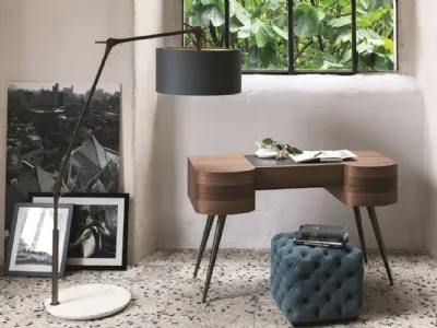 Scrittoio in noce con gambe coniche in in ottone bronzato spazzolato Micol di Porada