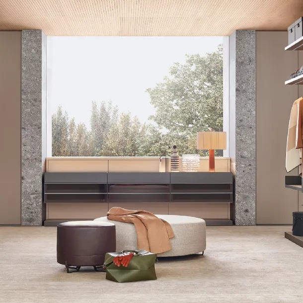 Pouf New York con piedini in brown nickel lucido e rivestimento in pelle o tessuto di Poliform