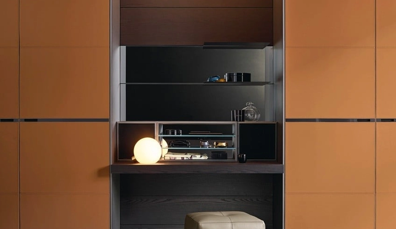 Pouf Onda rivestito in pelle di Poliform