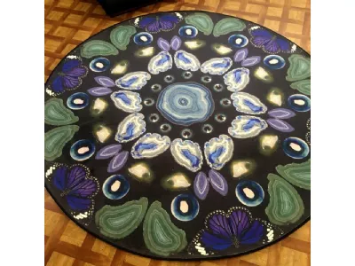 Tappeto circolare con farfalle e pietre colorate su fondo scuro Personalizzato 05 di Cigierre