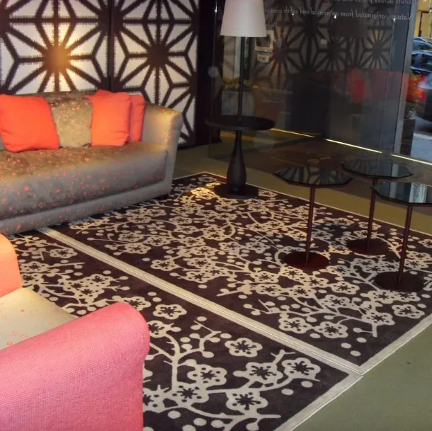 Tappeto bianco e nero con fiori stilizzati Personalizzato 06 di Cigierre