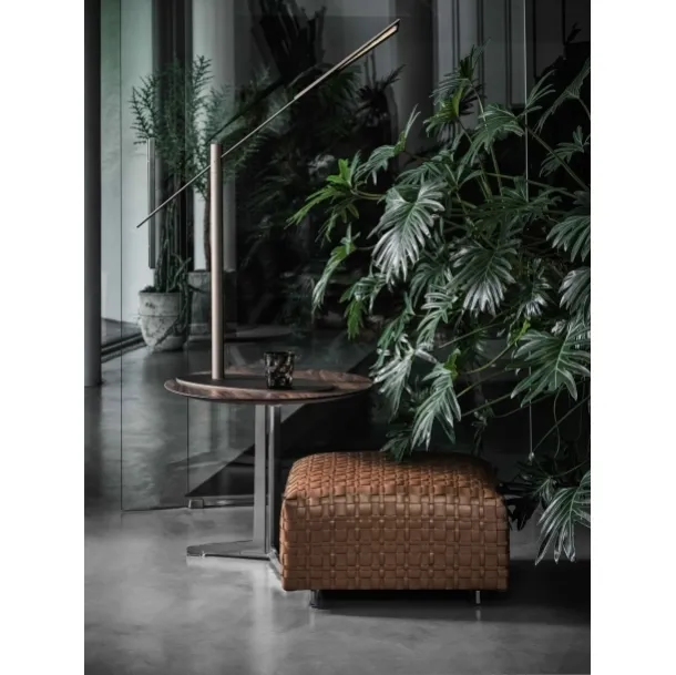 Pouf Bangkok in cuoio intrecciato con struttura in legno massello di Flexform