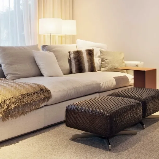 Pouf Filicudi in cuoio intrecciato con base in legno di Flexform