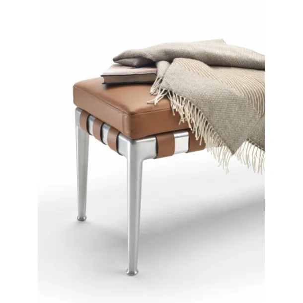Pouf Gregory in pelle con base in metallo di Flexform
