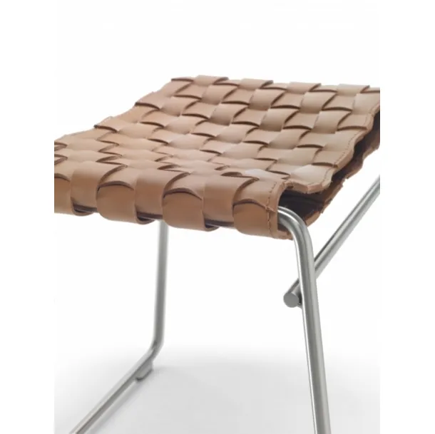 Pouf Mate in cuoio intrecciato con base in metallo di Flexform