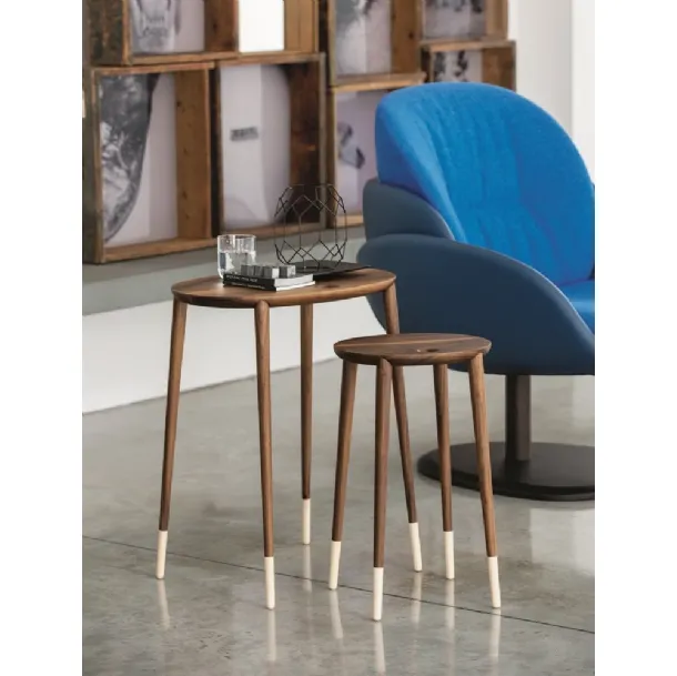 Tavolino moderno in legno massello di noce canaletta con puntali in acero naturale Rogers di Porada