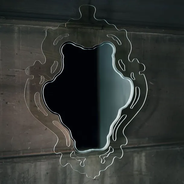 Specchio Rokokò con cornice in cristallo sagomato e traforato di Glas Italia