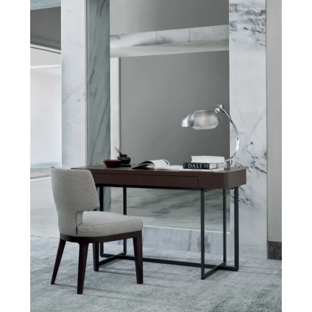 Scrittoio Marmaduke in legno rivestito in cuoio con struttura in metallo di Flexform