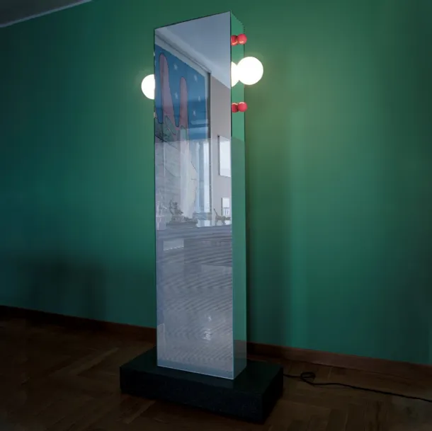 Specchiera a totem con lampadine Shibam 2 di Glas Italia
