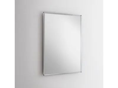 Specchio racchiuso da una preziosissima cornice realizzata con profili di cristallo modanato e argentato Starlight di Glas Italia