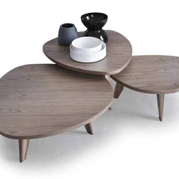 Tavolini da 057 a 062 e da 073 a 075 in legno con forma tondeggiante di Vibieffe