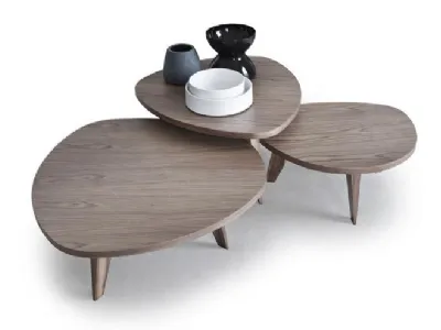 Tavolini da 057 a 062 e da 073 a 075 in legno con forma tondeggiante di Vibieffe
