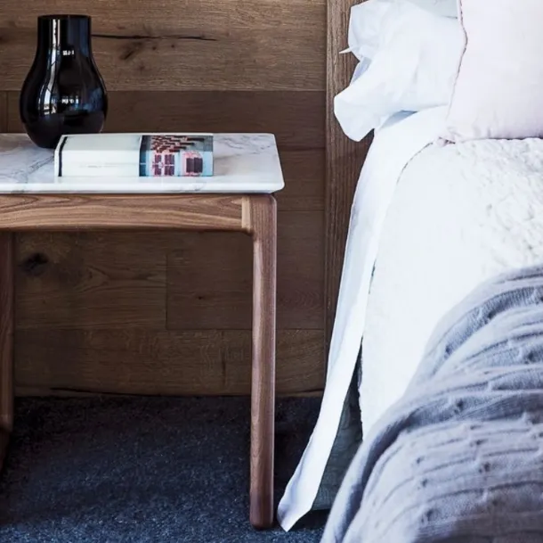 Tavolino Brig con top in marmo e struttura in legno massello di Flexform