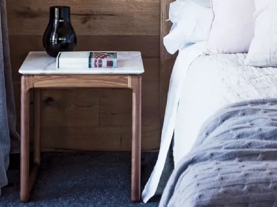 Tavolino Brig con top in marmo e struttura in legno massello di Flexform