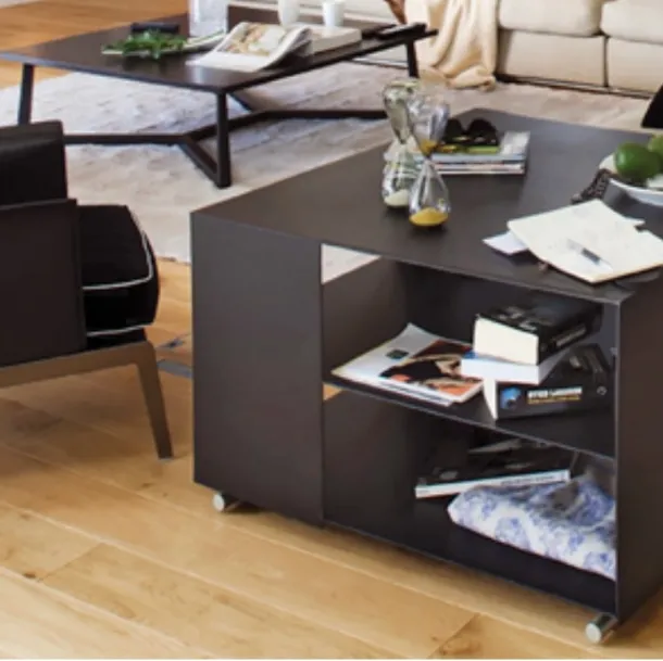Tavolino in metallo rivestito in cuoio Groundpiece di Flexform