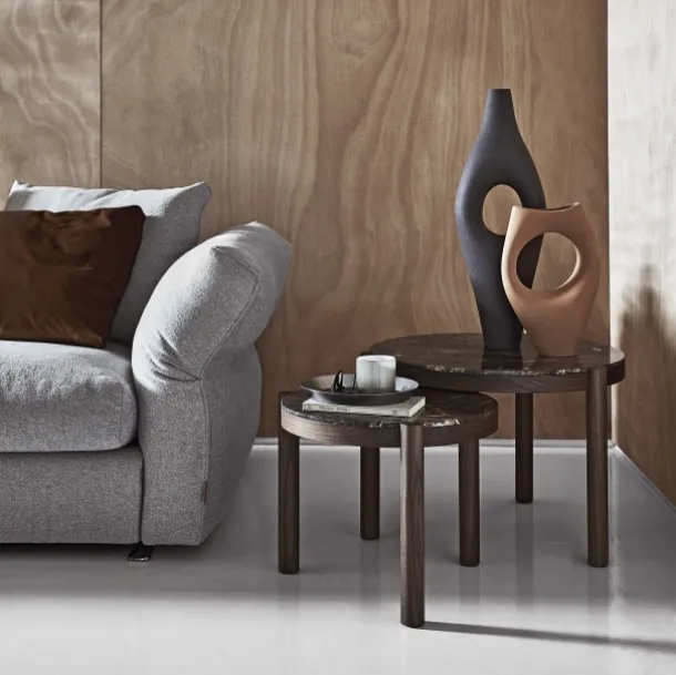 Tavolino rotondo Gustav in marmo con base in legno massello di Flexform