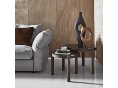 Tavolino rotondo Gustav in marmo con base in legno massello di Flexform