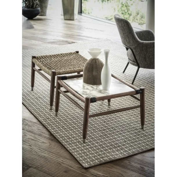 Tavolino Tessa in legno massello con top in marmo o in cordino intrecciato di Flexform