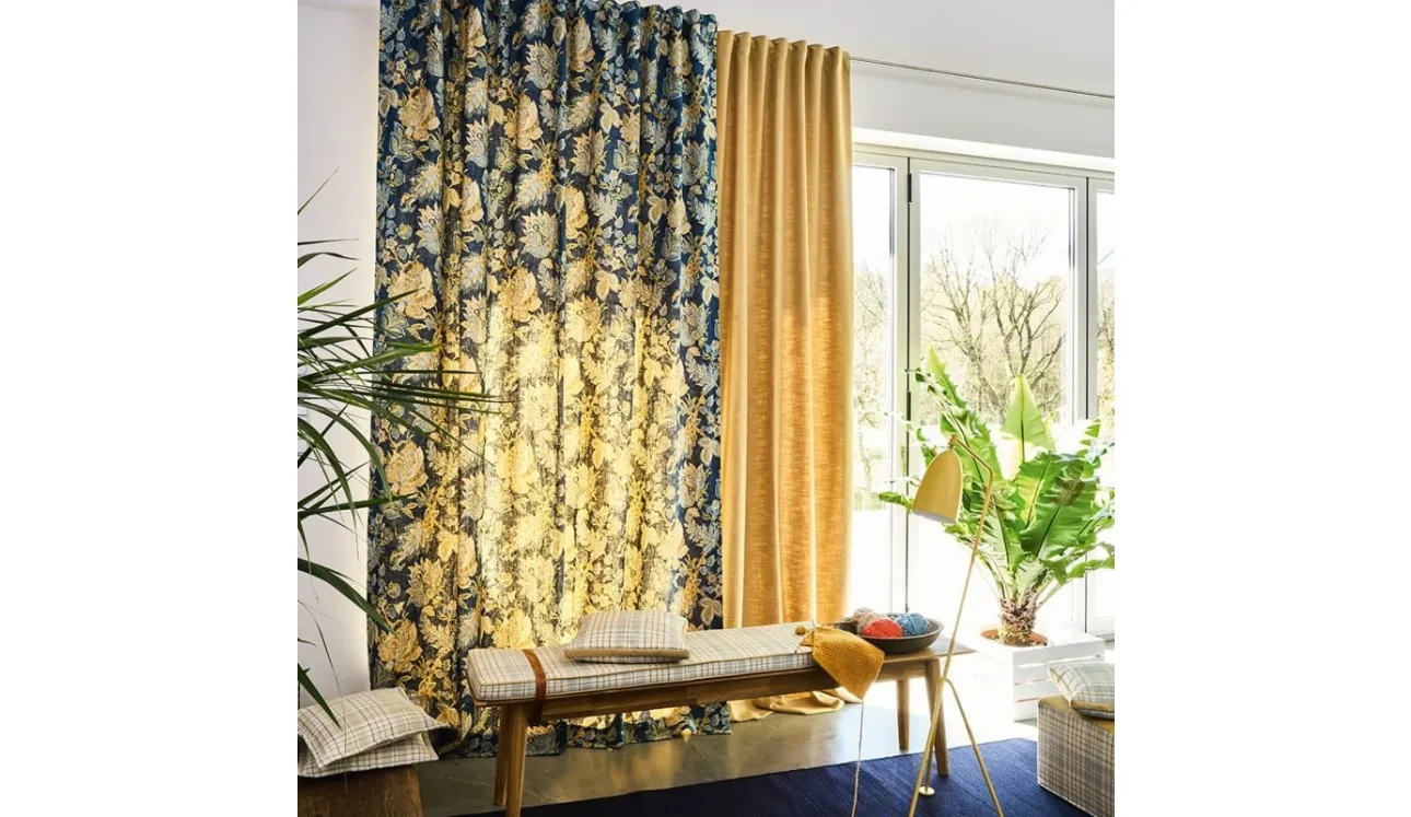 Tenda floreale color oro con fondo scuro comp 08 di Cigierre