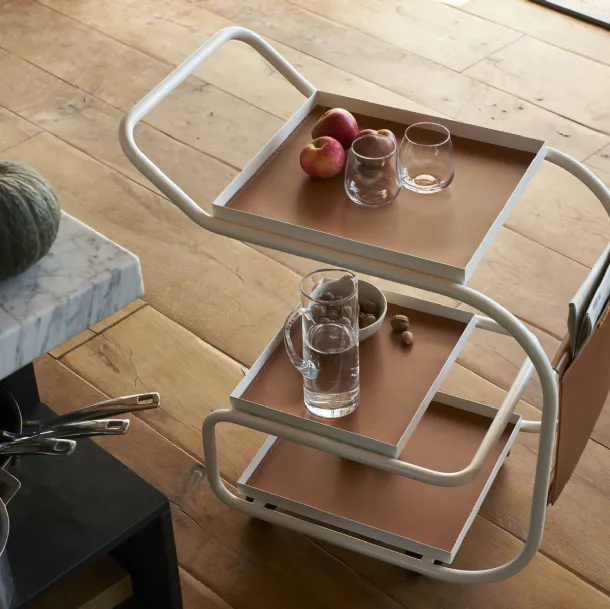 Tavolino carrello Zenzero in acciaio con tasca in cuoio di Opinion Ciatti