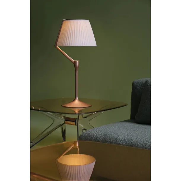 Lampada da tavolo Angelo Stone in alluminio con diffusore rivestito in tessuto di Kartell