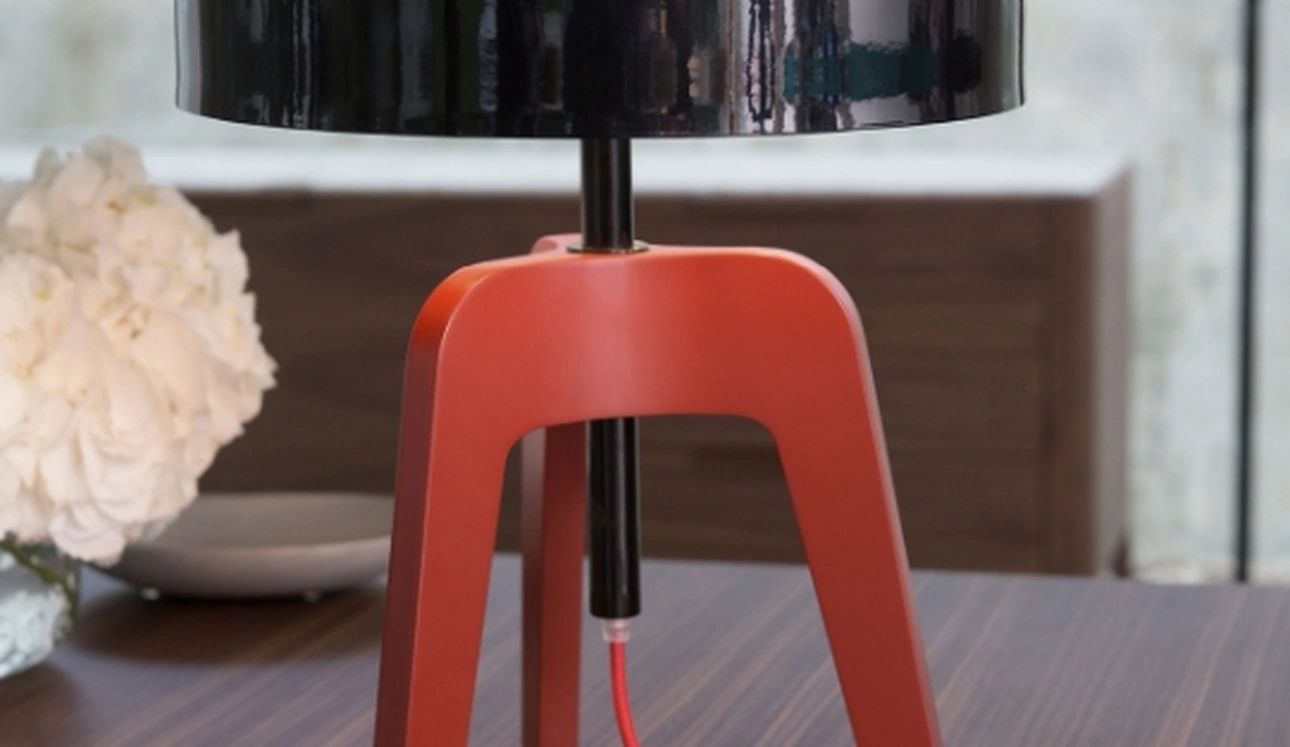Lampada da tavolo in legno laccato Pileo di Porada