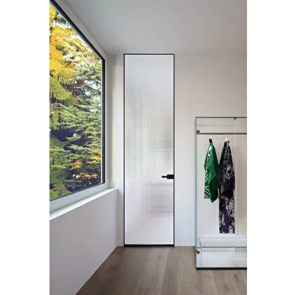 Porta per interni filo muro Sherazade Swing Plain in Vetro con telaio in alluminio di Glas Italia