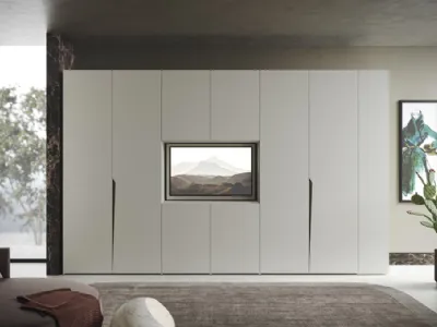 Armadio Ante Battenti 05 laccato bianco cenere opaco con pannello centrale orientabile porta TV di Morassutti