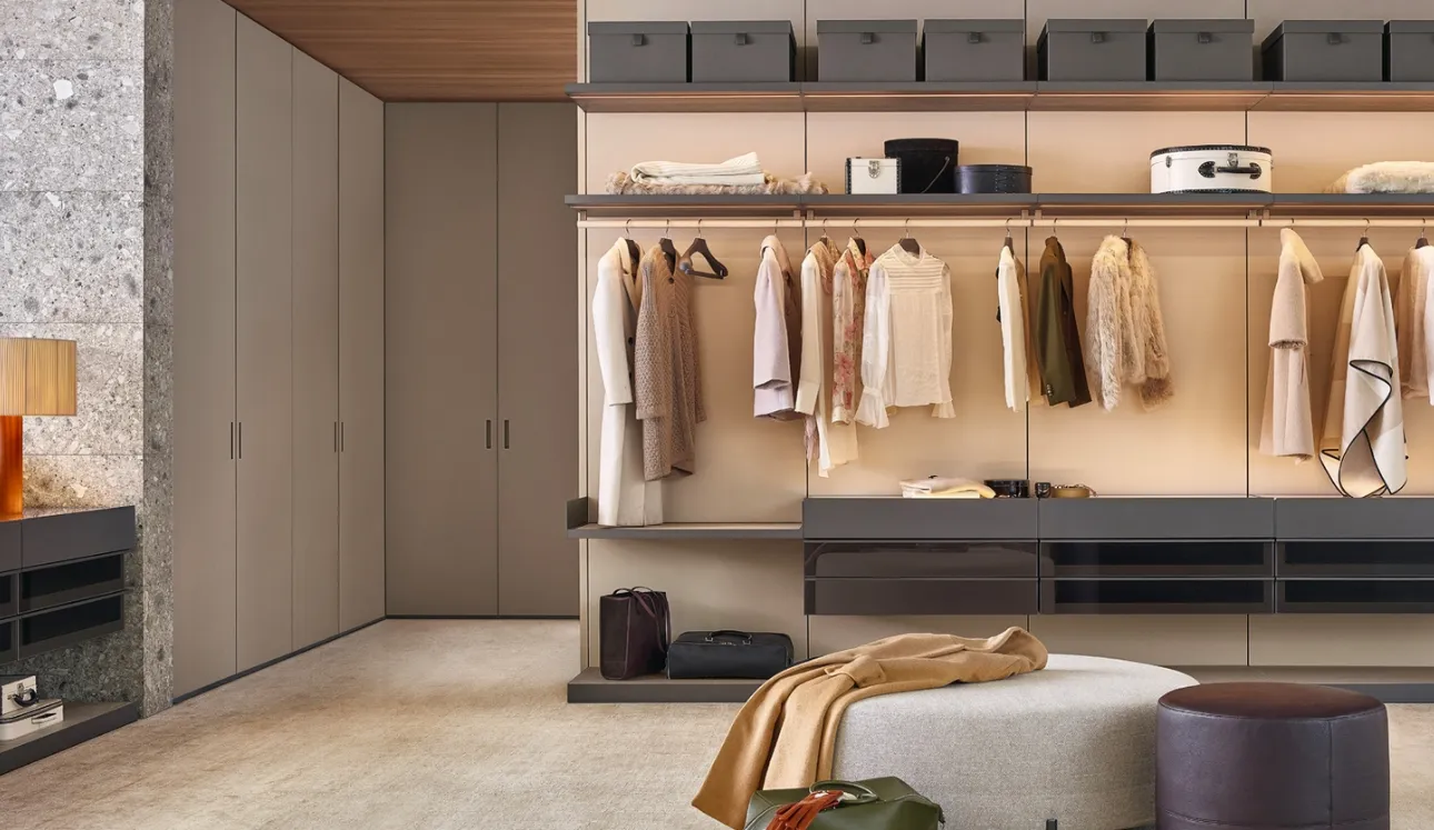Cabina Armadio Ubik 01 in laccato opaco e nobilitato rovere di Poliform