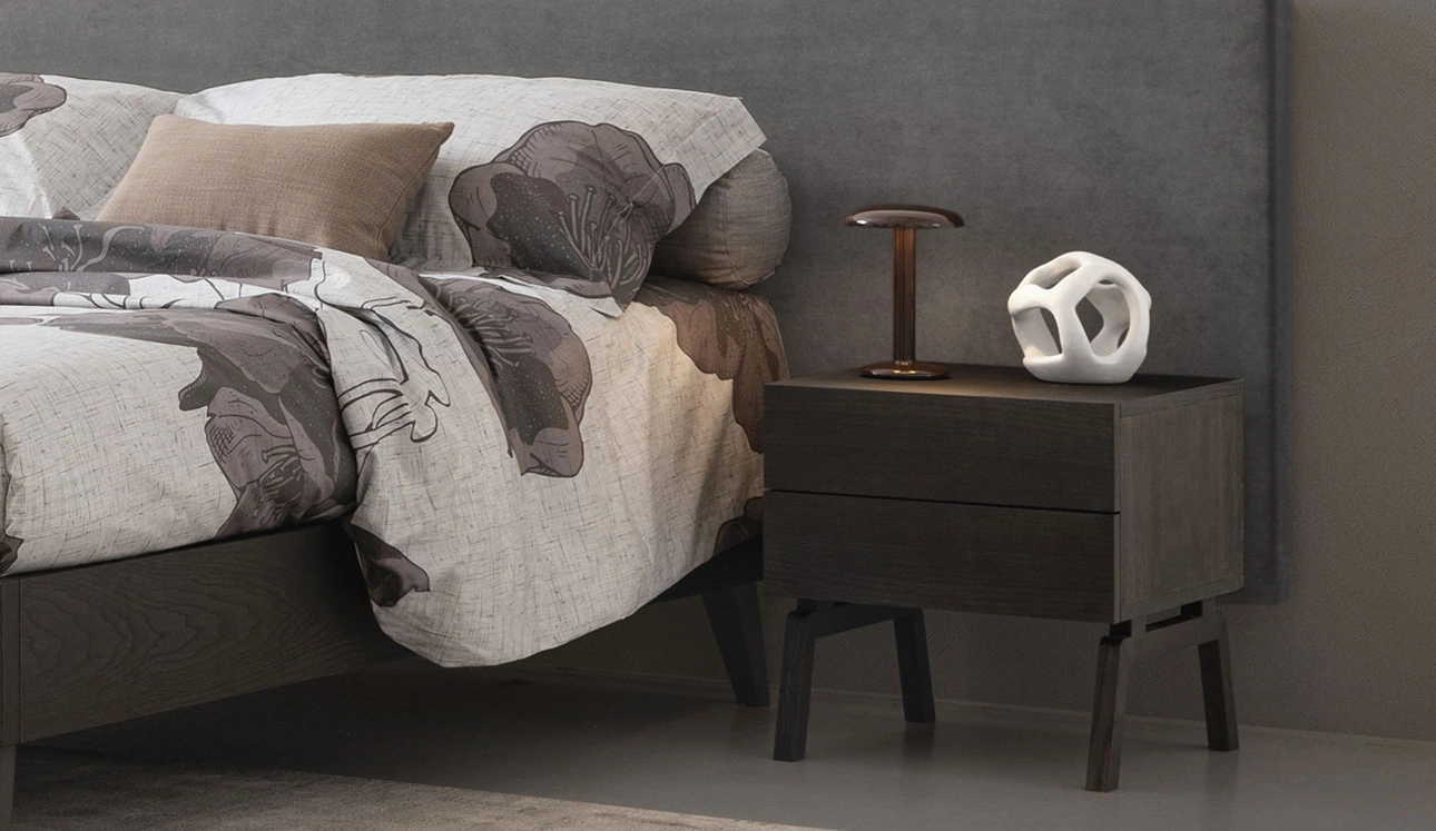 Comodino Stock in frassino con gambe in massello di Oggioni