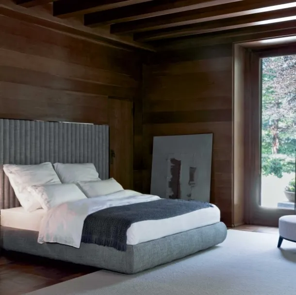 Letto in tessuto con testiera formata da cilindri imbottiti Biarritz Slim di Flexform