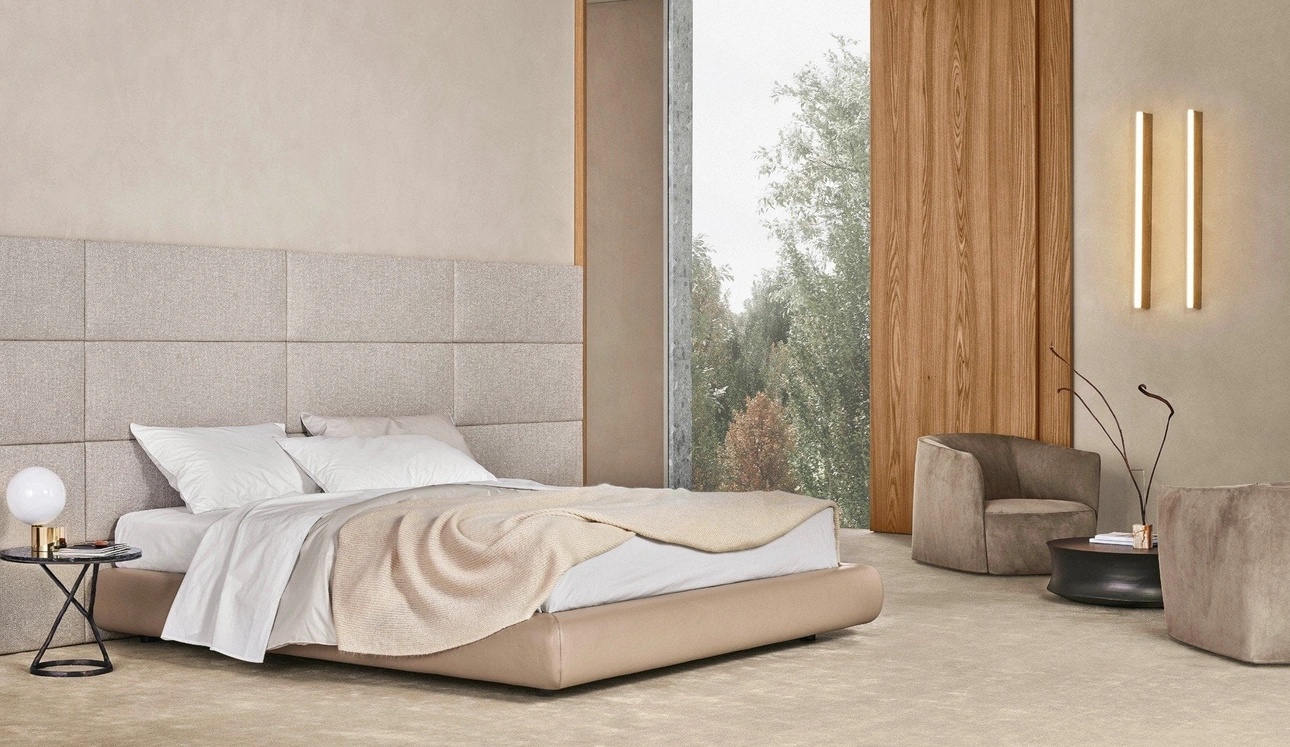 Letto in pelle imbottito con testiera boiserie in tessuto Dream di Poliform