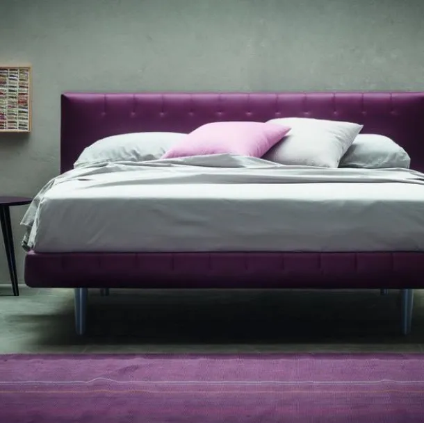 Letto classico matrimoniale imbottito con cuciture decorative sulla testiera Easy di Morassutti