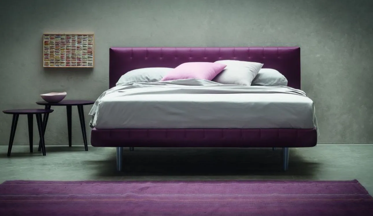 Letto classico matrimoniale imbottito con cuciture decorative sulla testiera Easy di Morassutti